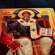 В подарок: Спиридон Тримифунтский на троне. Икона дерево — фотография 5