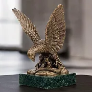 Подарочная статуэтка «Орел пятигорский. Большой» на камне — фотография 1