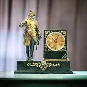 На память: Настольные часы «Петр I» из бронзы и змеевика — фотография 1