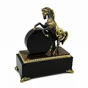 Сувенирные настольные часы из яшмы с бронзовым конём — оригинальный подарок — фотография 4