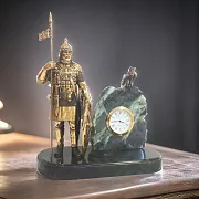 На память: Часы «Витязь-защитник» с богатырём на змеевике — фотография 1