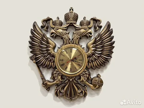 На память: Часы с гербом РФ, резные из массива ясеня