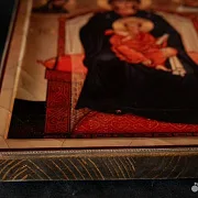 Подарочная икона "Богоматерь на престоле" — фотография 5