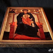 Подарочная икона "Богоматерь на престоле" — фотография 3