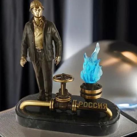 Бронзовый сувенир «Работник российской газовой промышленности» со змеевиком в подарок