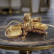 Подарочная бронзовая ваза-статуэтка «Мальчик с двумя корзинами» — фотография 1