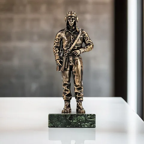 Статуэтка «Танкист» из бронзы — красивый подарок