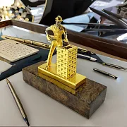 На память: Подставка под ручку "Строитель". Позолоченная — фотография 1