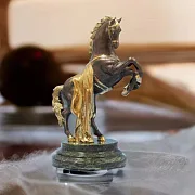 Бронзовая статуэтка «Конь с попоной» со змеевиком — необычный подарок — фотография 1
