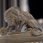 Подарочная скульптура «Лев со змеёй» из бронзы — фотография 1