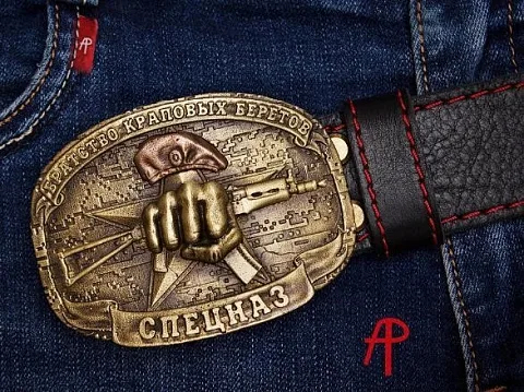 Мужской ремень из кожи «Краповые береты» с фигурной бляхой — оригинальный подарок