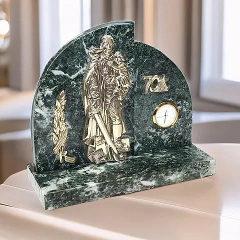 Часы с солдатом и мечом — красивый подарок