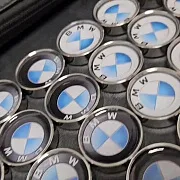 Подарочный комплект стальных фишек для нард «BMW» — фотография 1