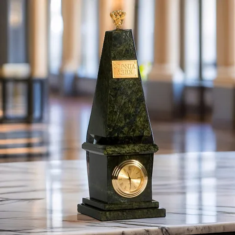 На память: Памятная стела «Европа — Азия» с часами из змеевика