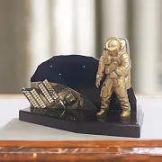 На память: Бронзовая фигурка «В космосе» — фотография 1