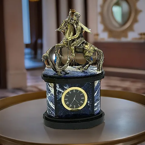 Каминные часы «Георгий Победоносец» из содалита и долерита — красивый подарок