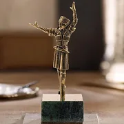 Бронзовая статуэтка «Горец в танце. Большой» на змеевике — оригинальный подарок — фотография 1