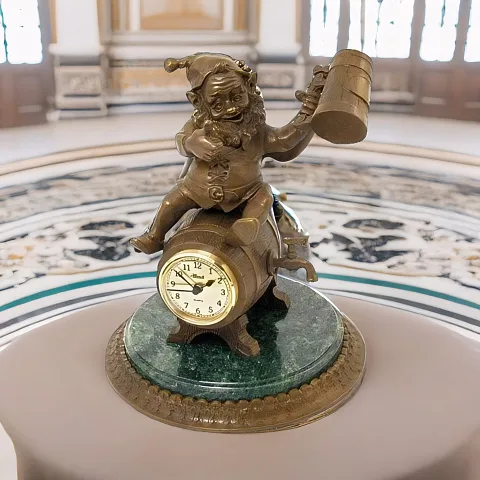 Подарочные настольные часы с гномом на пивной бочке
