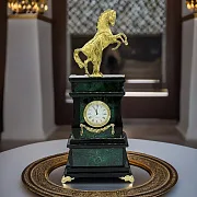 Подарочные каминные часы «Конь с попоной» из малахита и долерита — фотография 1