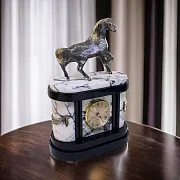 На память: Каминные часы «Конь» из мрамора и долерита — фотография 1