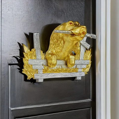 Вешалка для сумок «Собака» с золочением — необычный подарок